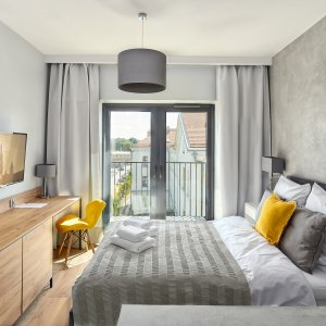 Jasne, przestronne wnętrze apartamentu zalane naturalnym światłem z dużych okien.