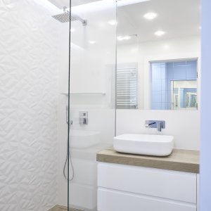 Nowoczesna, kompaktowa łazienka przylegająca do apartamentu, urządzona w eleganckim stylu.