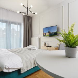 Nowoczesna strefa relaksu – komfortowy salon z dużym TV