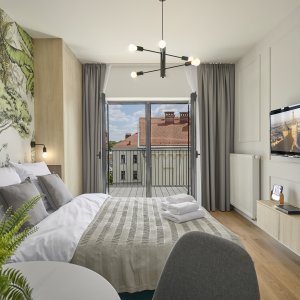 Naturalne drewno w eleganckim apartamencie – ciepły i przytulny klimat