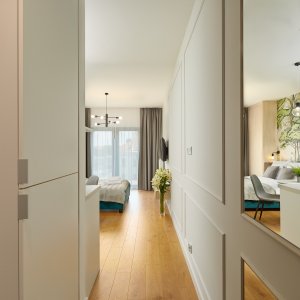 Drewniany korytarz w nowoczesnym wnętrzu – ciepło i elegancja już od progu