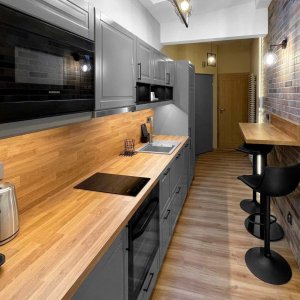 Stylowy nocleg w Krakowie z designerskim aneksem kuchennym – komfort i nowoczesny design w jednym.