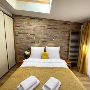 Nowoczesne ustawienie łóżka dwuosobowego – idealne rozwiązanie do sypialni.