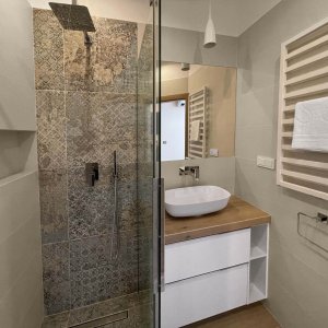 Gustowna łazienka z elegancką umywalką – połączenie funkcjonalności i designu.