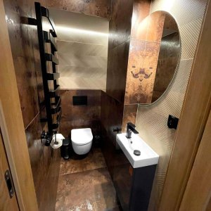 Apartament z osobną, designerską toaletą – elegancka przestrzeń z dbałością o detale.