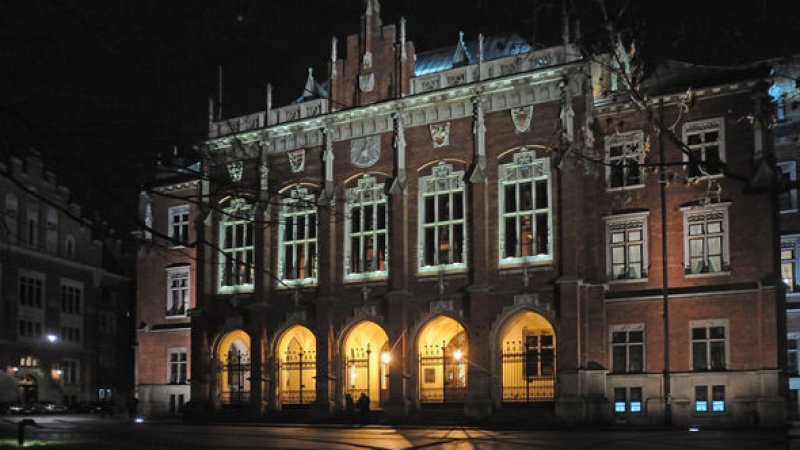 Fasada Collegium Novum w Krakowie – reprezentacyjny widok na budynek Uniwersytetu Jagiellońskiego, symbol nauki i tradycji.