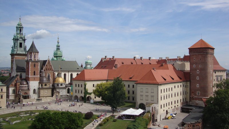 Panoramiczny widok na Wawel – Zamek Królewski w Krakowie otoczony historyczną zabudową i rzeką Wisłą.