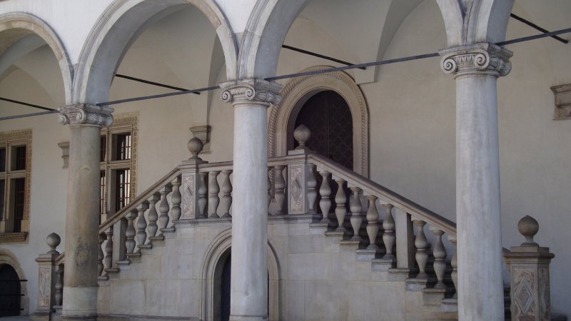 Bogato zdobiony detal architektoniczny na fasadzie Wawelu – przykład kunsztu dawnych rzemieślników.