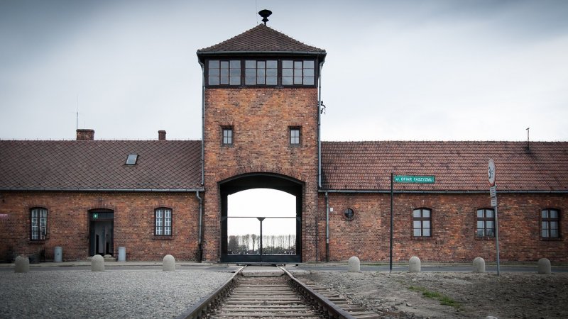 Wejście dla pociągów Auschwitz-Birkenau – kluczowy punkt w historii obozu, przez który przejeżdżały pociągi śmierci.