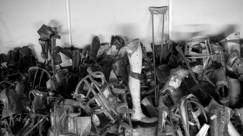 Makabryczne eksponaty w Muzeum Auschwitz-Birkenau – przedmioty dokumentujące niewyobrażalne cierpienie ofiar obozu.