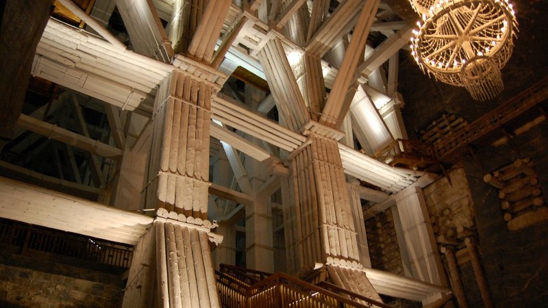 Imponujące rusztowania w Kopalni Soli w Wieliczce – monumentalna konstrukcja wspierająca górnicze wnętrza jednej z najstarszych kopalni soli w Polsce.
