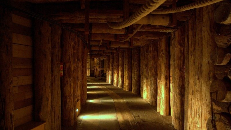 Tunel turystyczny w Kopalni Soli w Wieliczce – specjalnie przystosowana trasa dla zwiedzających, oferująca niezapomniane wrażenia w podziemiach.