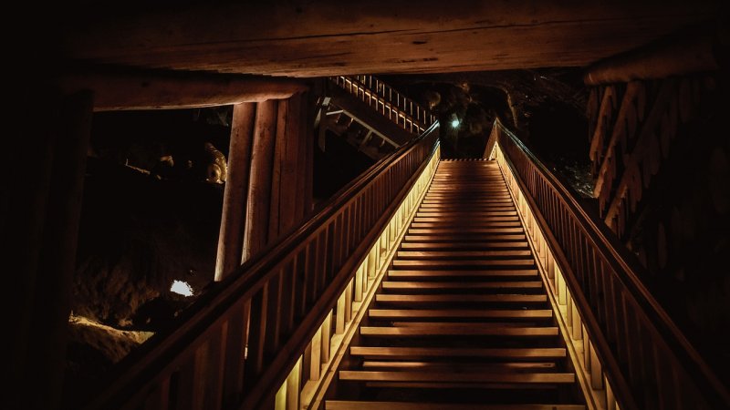 Masywne schody w Kopalni Soli w Wieliczce – monumentalne, solidne schody prowadzące głęboko w głąb ziemi, element historii górnictwa.