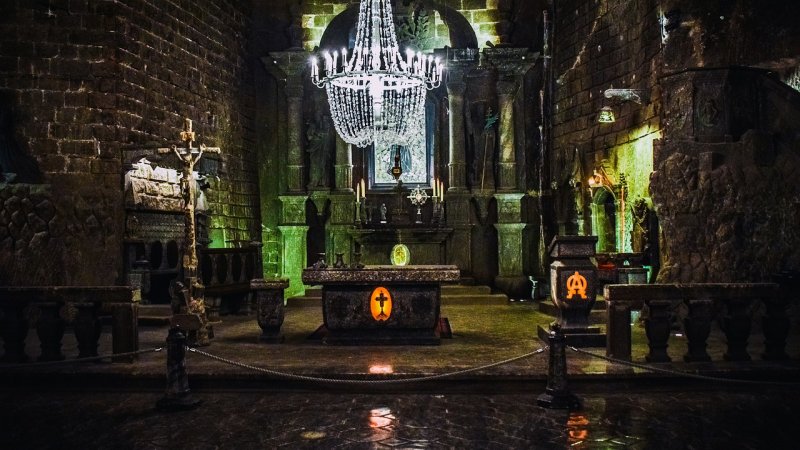  Kaplica Świętej Kingi w Kopalni Soli w Wieliczce – niezwykłe podziemne miejsce kultu z rzeźbami i witrażami wykonanymi w soli.