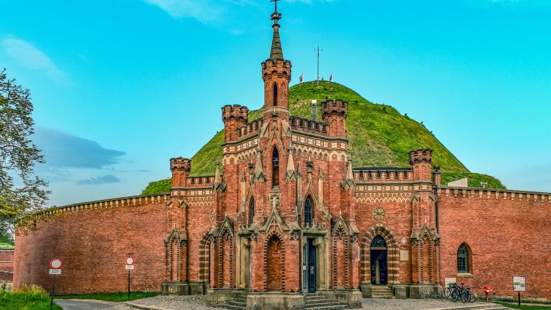 Wejście do Kopca Kościuszki w Krakowie – główna brama prowadząca na jeden z najwyższych punktów widokowych w mieście.