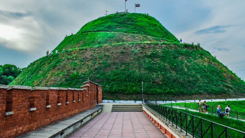 Kopiec Kościuszki w Krakowie wiosną – zielony wzgórze z kwitnącymi roślinami, doskonały punkt widokowy na miasto.
