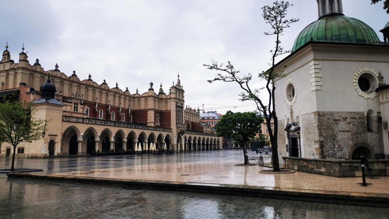 Kościół Św. Wojciecha w Krakowie – zewnętrzna architektura jednego z najważniejszych zabytków sakralnych w centrum Krakowa.