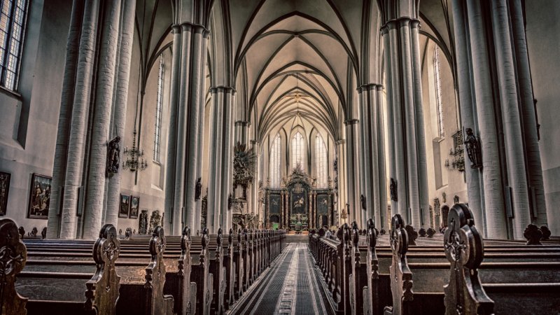 Wnętrze Kościoła Mariackiego w Krakowie – bogato zdobiona gotycka świątynia z charakterystycznym sklepieniem i monumentalnym ołtarzem Wita Stwosza.