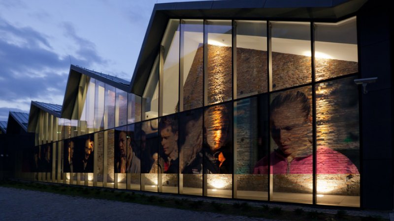 Muzeum Sztuki Współczesnej w Krakowie – widok zewnętrzny nowoczesnej architektury i unikalnej bryły budynku.