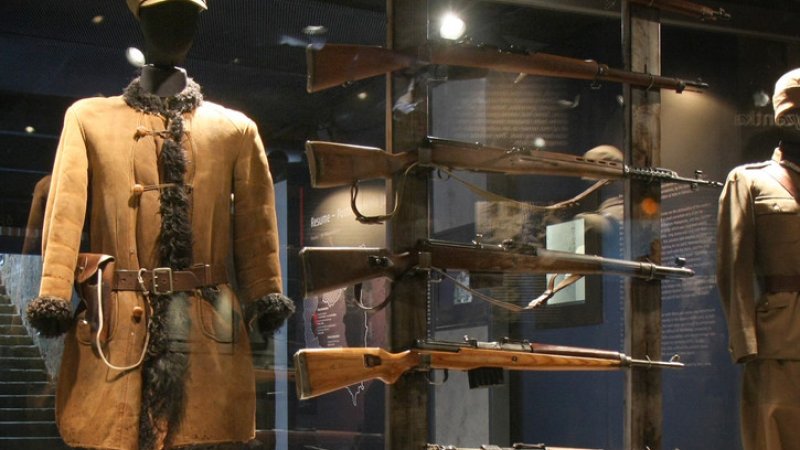 Muzeum Armii Krajowej – unikalne eksponaty z okresu II wojny światowej, przedstawiające bohaterów i wydarzenia.