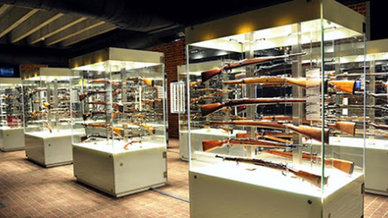 Gabloty muzealne – starannie zaprezentowane zbiory dokumentujące historię Armii Krajowej.