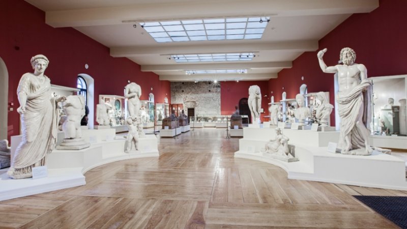 Wnętrze Muzeum Czartoryskich w Krakowie – cenne zbiory, w tym dzieła sztuki, które stanowią część polskiego dziedzictwa narodowego.