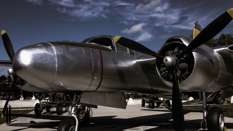 Samolot w Muzeum Lotnictwa – historyczny eksponat, przedstawiający rozwój technologii lotniczej na przestrzeni lat.