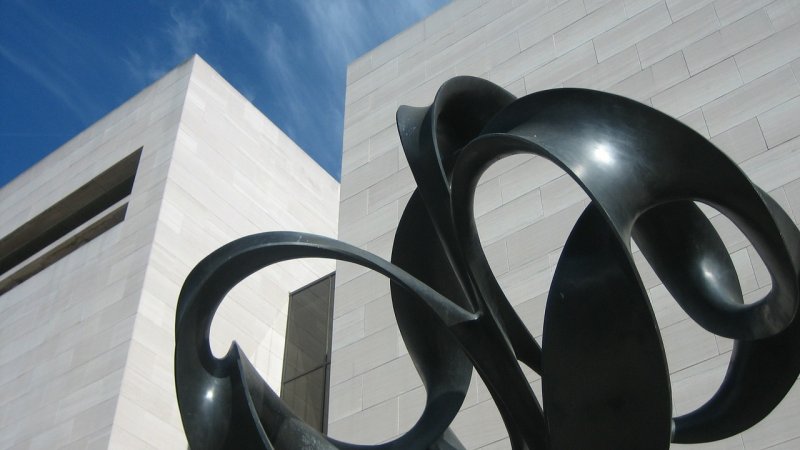 Muzeum Lotnictwa – imponująca fasada budynku łącząca nowoczesny design z technologią lotniczą.