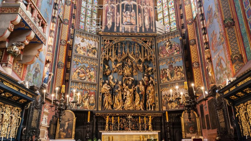 Ołtarz Wita Stwosza w Kościele Mariackim – arcydzieło późnogotyckiej rzeźby, przedstawiające sceny z życia Marii i Jezusa.