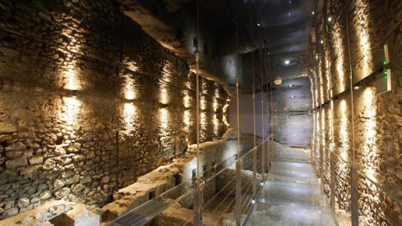 Muzeum Podziemi Rynku Głównego w Krakowie – historia średniowiecznego Krakowa ukryta pod powierzchnią.