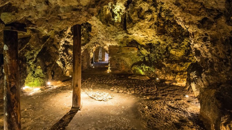 Smocza Jama – legendarne jaskinia pod Wawelem, w której według legendy mieszkał smok wawelski.