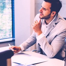 Elegancko czy casualowo? Jak ubrać się na konferencję? 