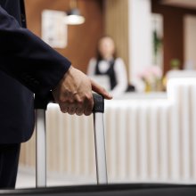 Jaki hotel wybrać – w centrum miasta czy na uboczu?