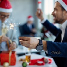 Wie soll man sich für die Weihnachtsfeier im Büro anziehen? Tipps und Ratschläge