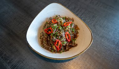 Japchae: s&uuml;&szlig;kartoffelglasnudeln mit Rindfleisch 