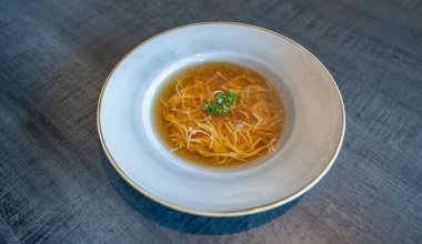 Hausgemachte Br&uuml;he mit Nudeln