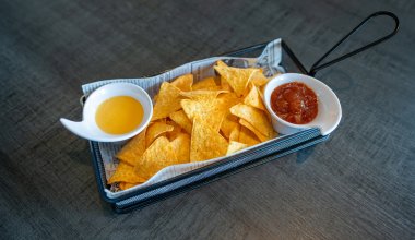 Nachos mit Salsa und K&auml;seso&szlig;e