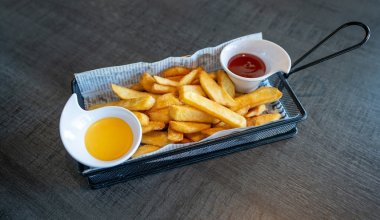 Steak-Pommes in K&auml;seso&szlig;e
