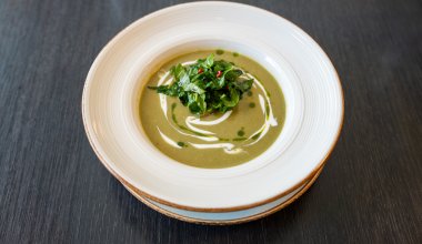Broccoli and pea cream soup