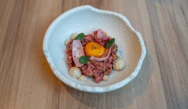 Hackad oxfil&eacute;tatar (lub hackad r&aring;biff) / karljohanssvamp-aioli / fransk grovkornig senap / kapris / gr&auml;sl&ouml;k / picklad schalottenl&ouml;k / r&ouml;kt &auml;ggula