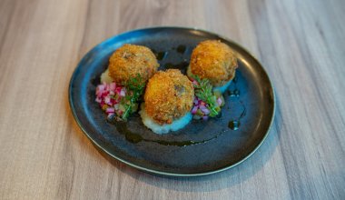 Panko-panerad blodkorv / &auml;ppelmos / syrad gurka (lub saltgurka) / picklad r&ouml;dl&ouml;k