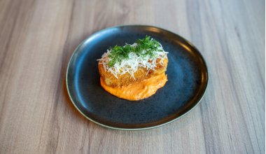Panerad potatis- och karamelliserad purjol&ouml;kskrokett / soltorkad tomat-aioli / lagrad Manchego f&aring;rost