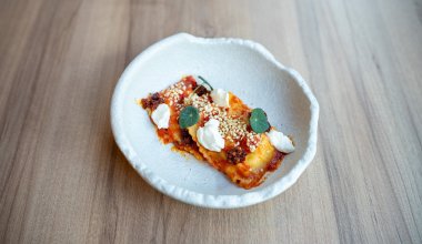 Ravioli / &rsquo;nduja / mynta / ricotta / San Marzano-tomater / cashewn&ouml;tter / parmesan