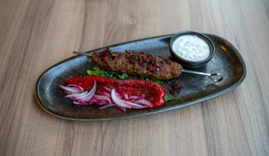 N&ouml;t- och lammkofta / grillad Ramiro-paprika / tarator / s&ouml;tsur l&ouml;k / krispig chili / &ouml;rter