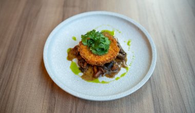 Panko-panerad rotselleri / br&auml;serad skogssvamp / &ouml;rtolja