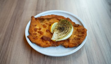 Panerad kycklingschnitzel / za'atar / grillad vitk&aring;l / citron