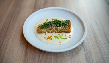 Torskrygg / Beurre Blanc-s&aring;s / glas&ouml;rt / loddarom