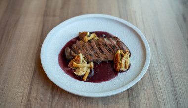 Sous-vide anka br&ouml;stfil&eacute; (lub anka br&ouml;stfil&eacute; sous-vide) / pur&eacute; p&aring; br&auml;nd persiljerot / Madeiras&aring;s med fikon / shimejisvamp