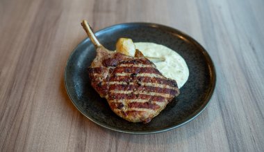 Grillad kotlettrad av Złotnicka-gris / Porto Bianco-senapss&aring;s / bakat p&auml;ron