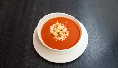 Krem pomidorowy z grzankami, tarty ser mozzarella 